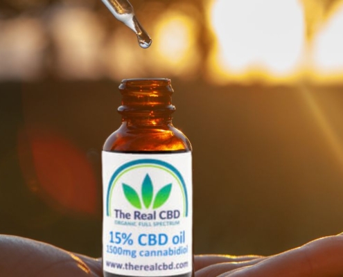 The Real CBD 15% de aceite en una palma