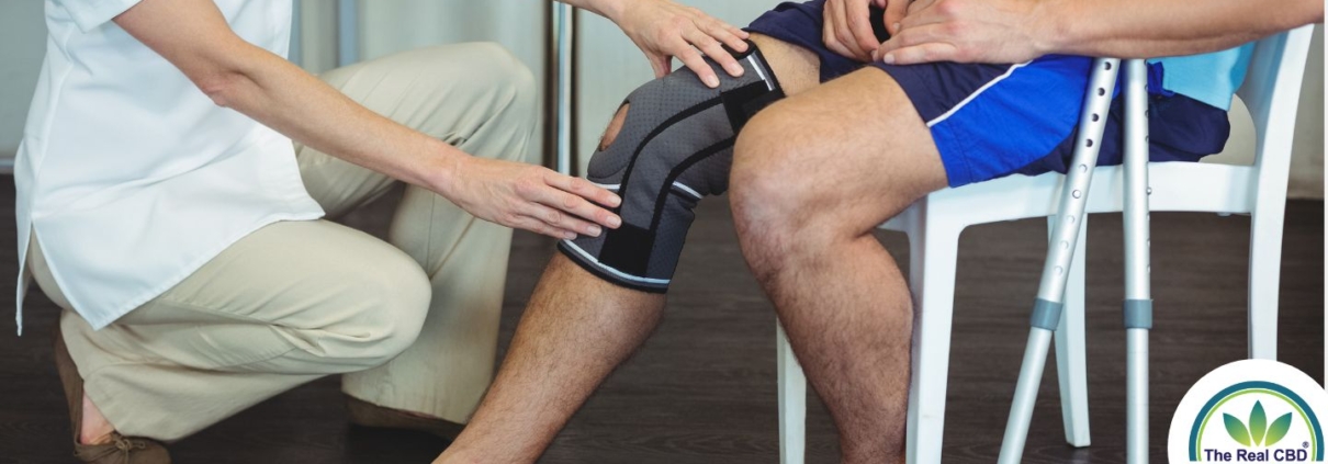 Un cuidador ayuda a un paciente con una lesión de rodilla
