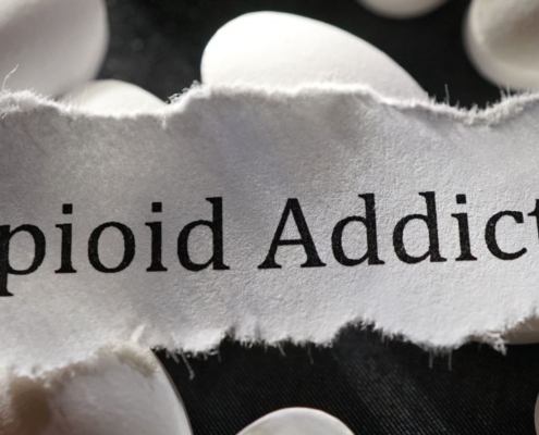 ADICCIÓN A LOS OPIOIDES papel sobre pastillas blancas