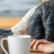 The Real CBD Blog – CBD para el Agotamiento Mujer durmiendo delante de varias tazas de café