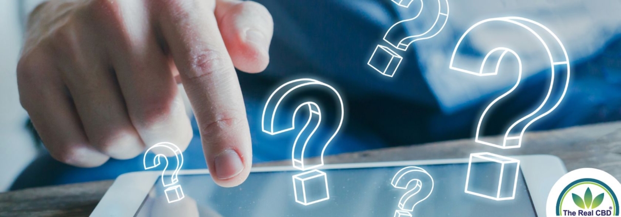 Hombre en la pantalla de una tableta de la que salen signos de interrogación