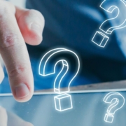 Hombre en la pantalla de una tableta de la que salen signos de interrogación