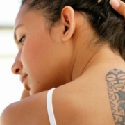 The Real CBD Blog CBD para tatuajes Mujer que se levanta el pelo para mostrar un tatuaje