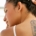 Mujer que se levanta el pelo para mostrar un tatuaje