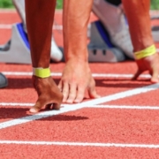 Corredores en la línea de salida de una pista
