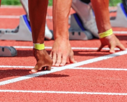 Corredores en la línea de salida de una pista