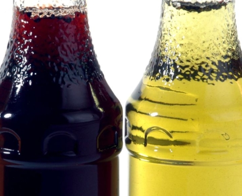 Líquido coloreado en botellas