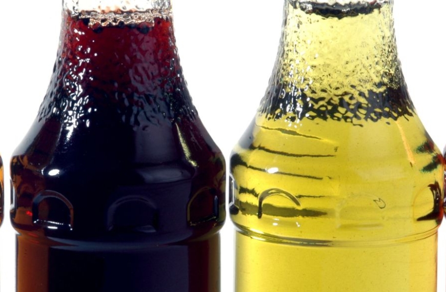 Líquido coloreado en botellas