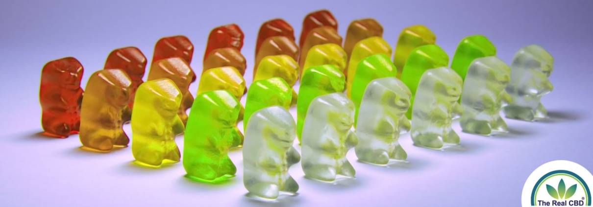 Filas de gominolas de colores en fila