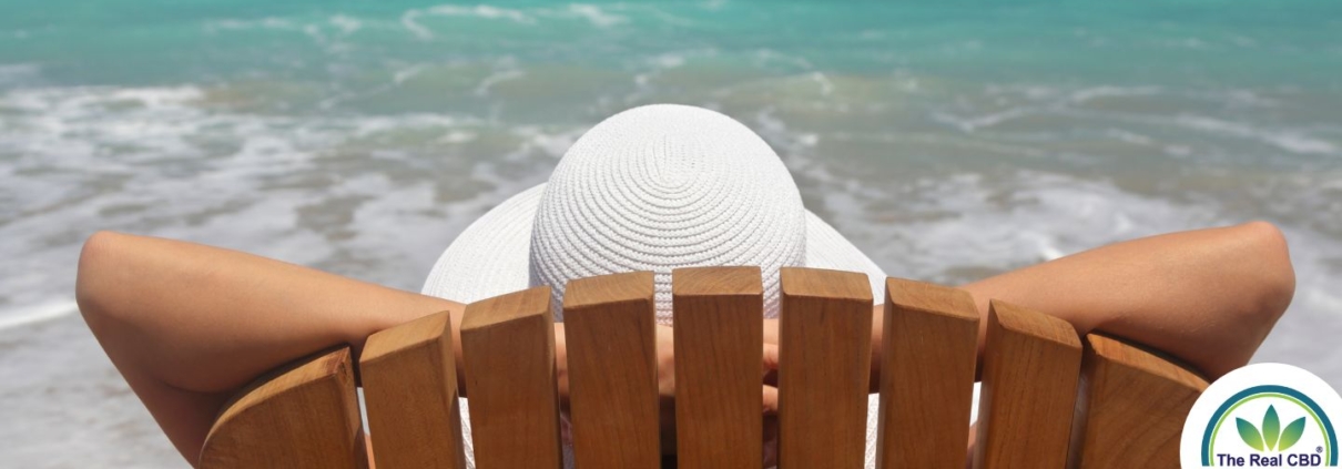 Mujer en la playa en una tumbona