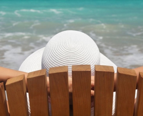 Mujer en la playa en una tumbona