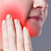 The Real CBD blog CBD para dolor de muelas Mujer sujetándose la mejilla por el dolor