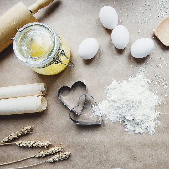Encimera de cocina con ingredientes para hornear