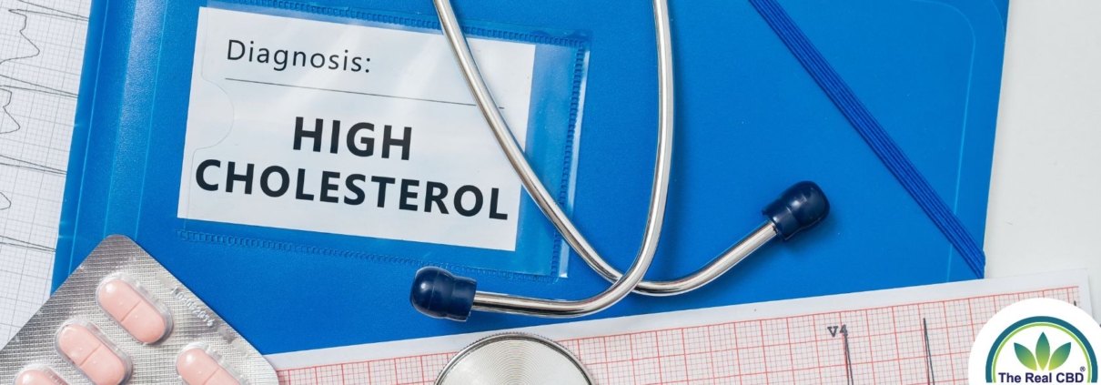 Informe médico sobre colesterol alto, pastillas y estetoscopio