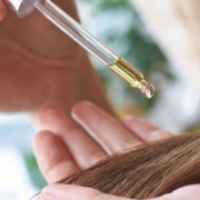 The Real CBD Blog CBD para el crecimiento del cabello Mechón largo de pelo castaño con aceite