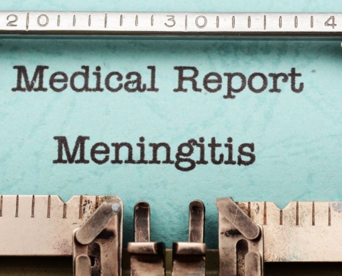 Informe médico de meningitis en una máquina de escribir