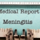 Informe médico de meningitis en una máquina de escribir