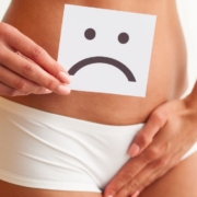 The-real-cbd-blog-Puede-el-CBD-causar -problemas- urinarios Mujer con cara de descontento sobre su vejiga