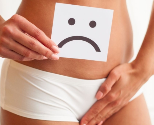 Mujer con cara de descontento sobre su vejiga