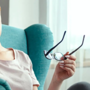 The-Real-CBD-Blog-CBD-y-dolores-de-cabeza Mujer sentada con aspecto cansado y dolor de cabeza