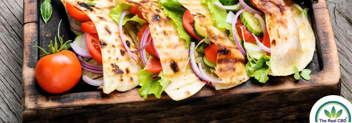 Sándwiches sanos de pan de pita en bandeja