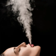 The-Real-CBD-Blog-Se-puede-fumar-aceite-de CBD Mano sujetando un porro. Mujer fumando. Mano sosteniendo aceite de CBD