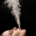 Mano sujetando un porro. Mujer fumando. Mano sosteniendo aceite de CBD