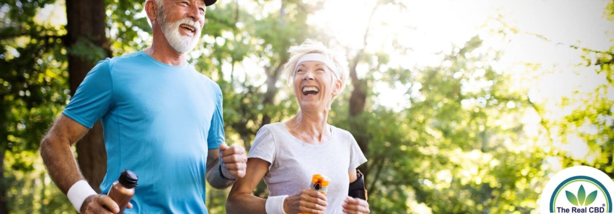 Feliz pareja activa corriendo