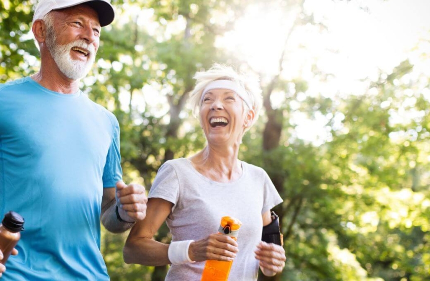Feliz pareja activa corriendo