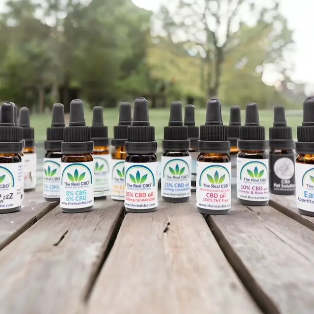 Línea de tinturas de CBD sobre tablones de madera en un bosque - The Real CBD Marca