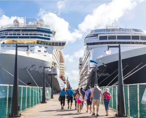 2 grandes cruceros y gente embarcando