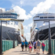 2 grandes cruceros y gente embarcando