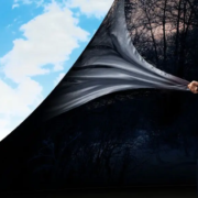 The-Real-CBD-Blog-Puede el CBD causar Desrealización Mujer revelando el verano arrastrando una sábana negra de un bosque oscuro