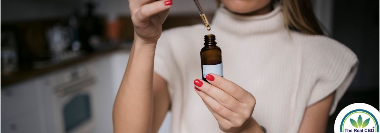 Mujer con frasco cuentagotas
