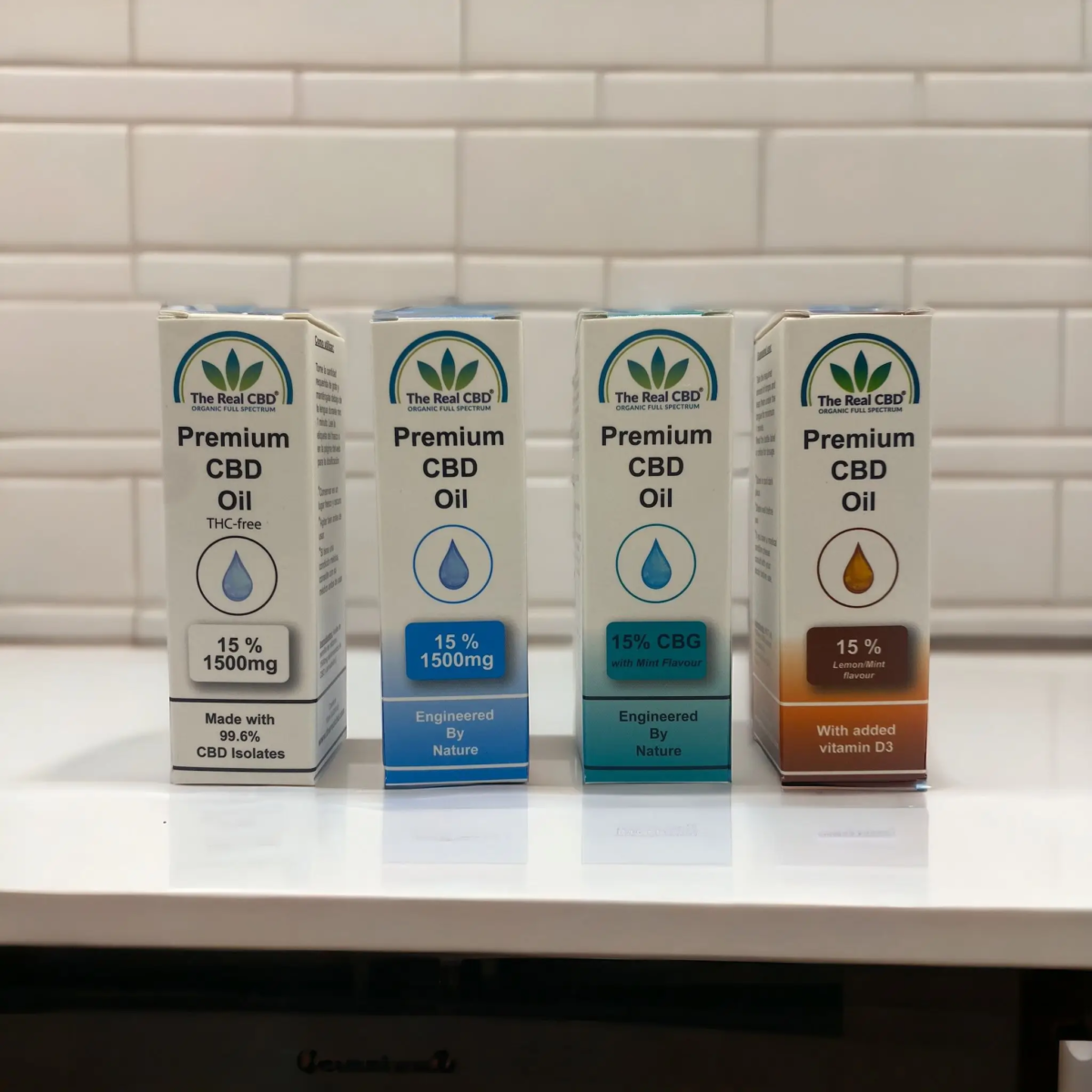 Diferentes aceites de CBD al 15% sobre una mesa blanca - The Real CBD Marca
