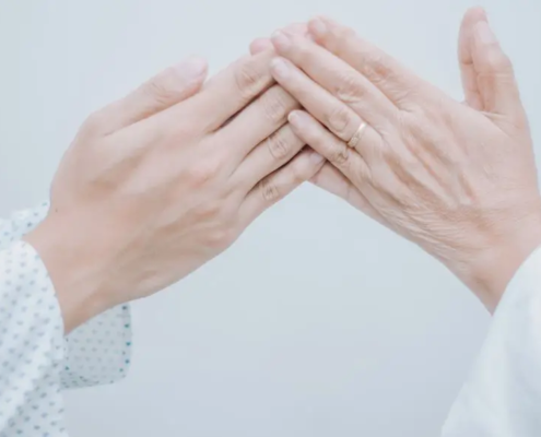 Dos personas cogidas de la mano