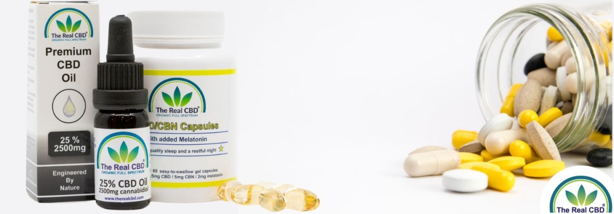 Los productos Real CBD y el vaso de pastillas inclinado sobre la mesa