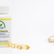 The-Real-CBD-Blog-Es-el-CBD-una-droga Los productos Real CBD y el vaso de pastillas inclinado sobre la mesa