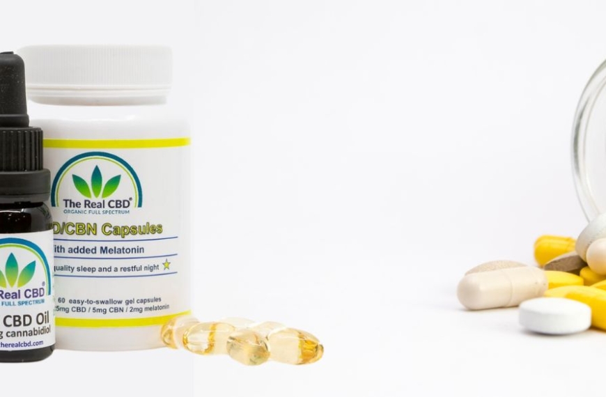 Los productos Real CBD y el vaso de pastillas inclinado sobre la mesa