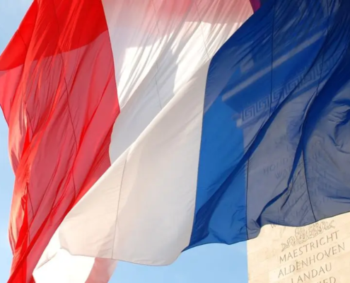 Bandera francesa ondeando frente al edificio de Maastricht