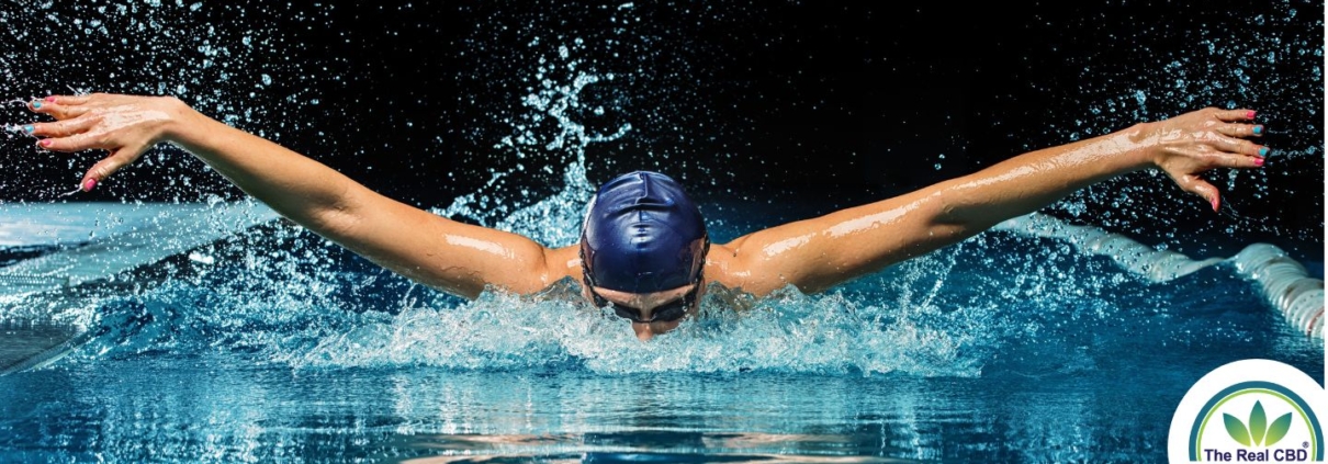 Nadador haciendo mariposa en una piscina