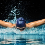 The-Real-CBD-Blog-CBD-for-competitive-swimmers Nadador haciendo mariposa en una piscina
