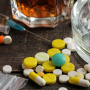 The-Real-CBD-blog-CBD-for-benzo-withdrawel-symptoms Cenicero con drogas, alcohol y pastillas alrededor