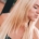 Mujer rubia comiendo con avidez