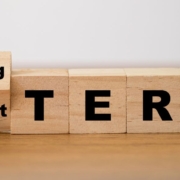 the-real-cbd-blog-Los efectos a largo plazo del CBD en nuestro cuerpo y cerebro Bloques de madera que deletrean largo y corto