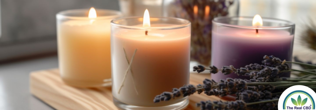 3 velas marrones encendidas sobre una mesa