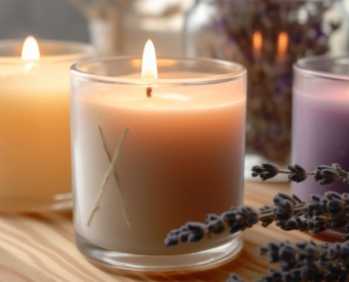 3 velas marrones encendidas sobre una mesa