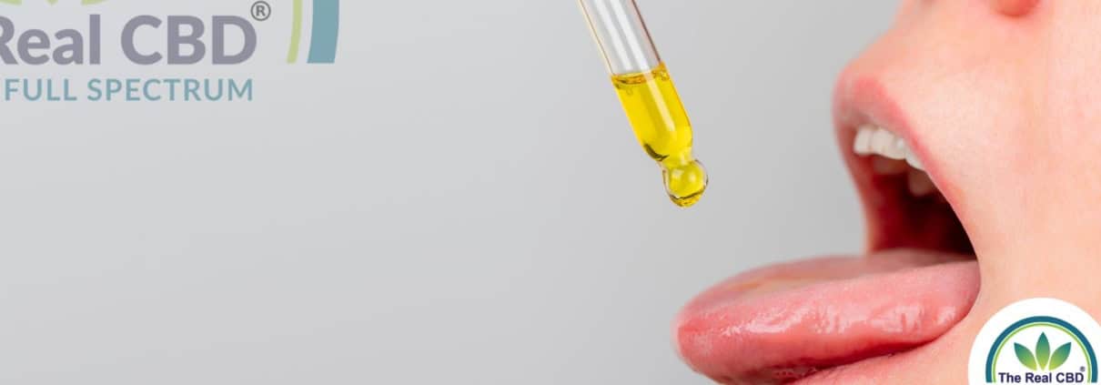 Persona goteando aceite de CBD bajo la lengua