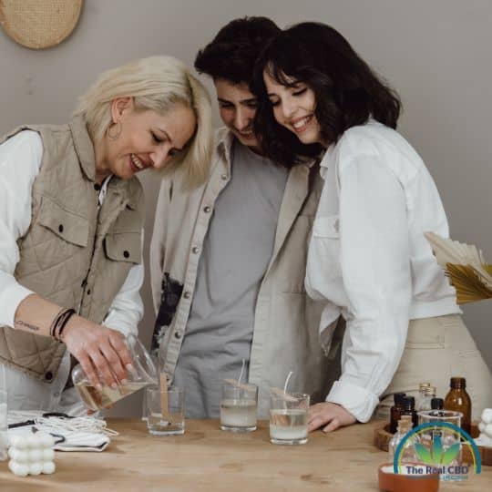 3 mujeres se divierten haciendo velas de CBD