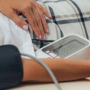 the-real-cbd-blog-CBD-para-POTS Persona tumbada a la que se le mide la tensión arterial